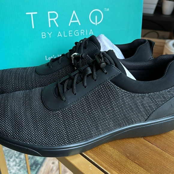 Athletic_Shoes